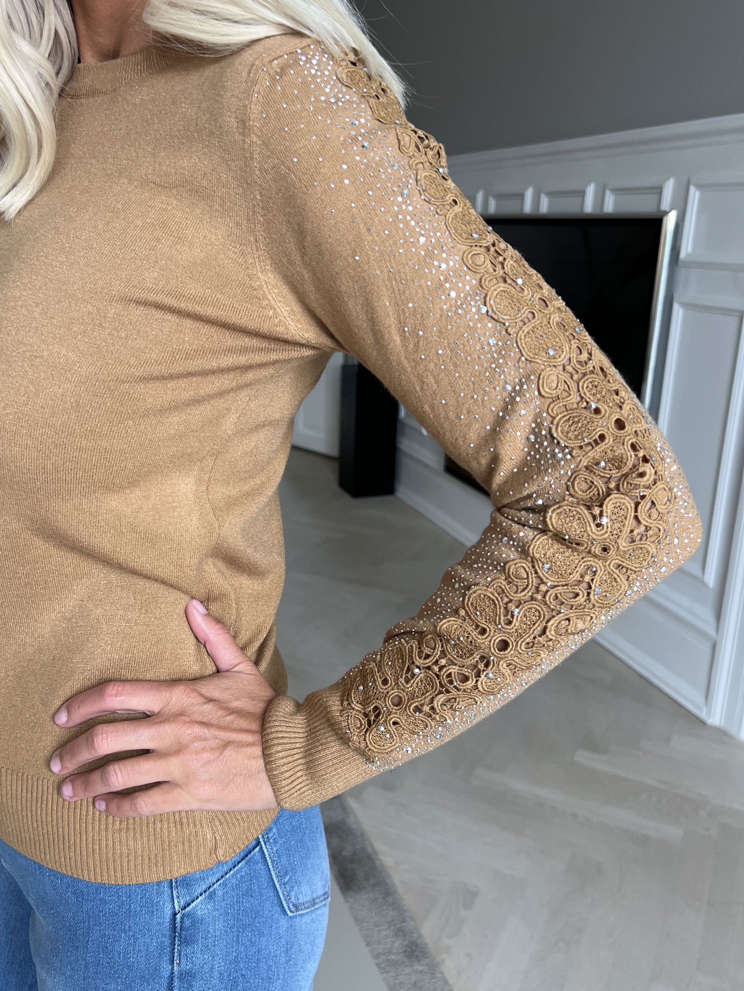 Martine - Blød bluse med broderet detaljer og similisten på ærmerne